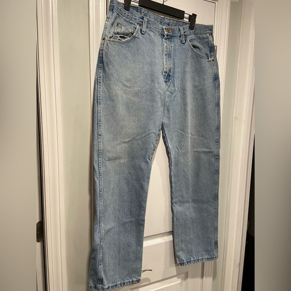 Wrangler Men’s Light Wash Distressed Cotton Denim Jeans Size 36x30 - Picture 2 of 12